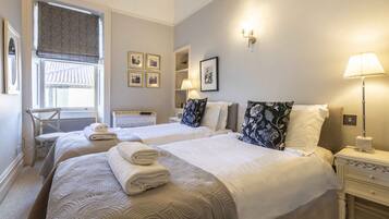 2 bedrooms, iron/ironing board, internet, bed sheets