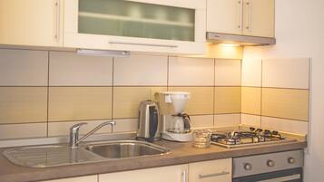 Køleskab, mikrobølgeovn, opvaskemaskine, køkkentøj/tallerkener/redskaber