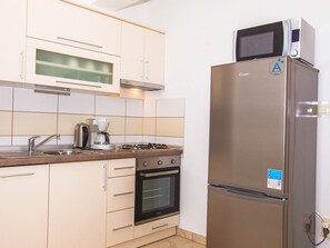 Refrigerador, microondas, lavavajillas y utensilios de cocina 