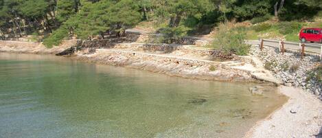 Una spiaggia nelle vicinanze