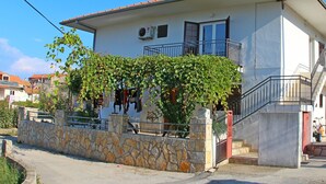 Exterior - Apartments Nediljko, (2659), Jelsa, hr (Jelsa)