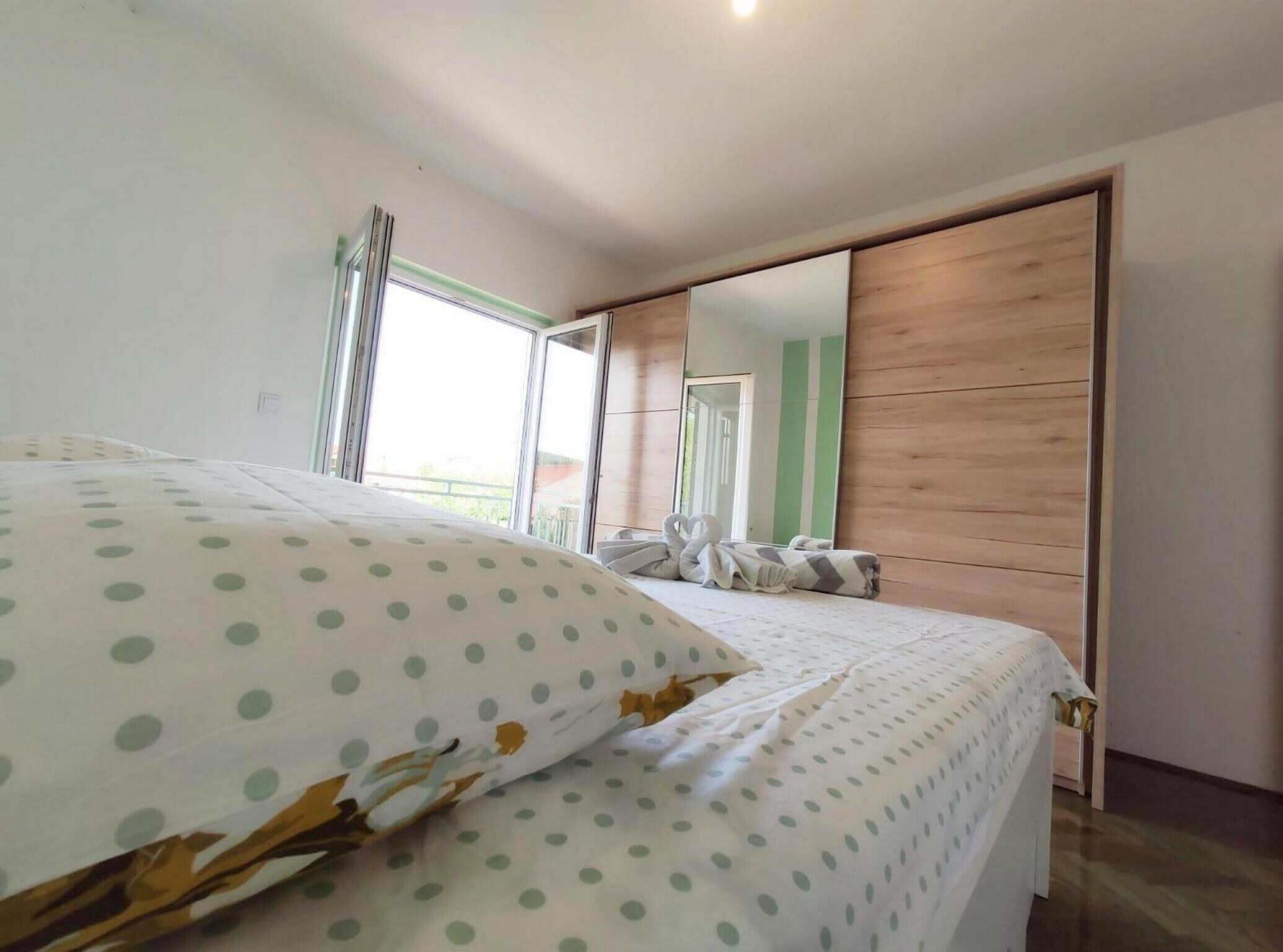 1 多间卧室、熨斗/熨衣板、上网接入、床单