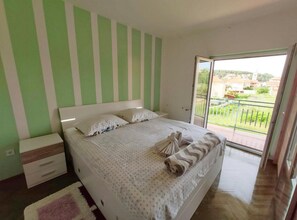 1 bedroom, iron/ironing board, internet, bed sheets