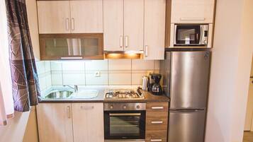 Køleskab, mikrobølgeovn, opvaskemaskine, køkkentøj/tallerkener/redskaber