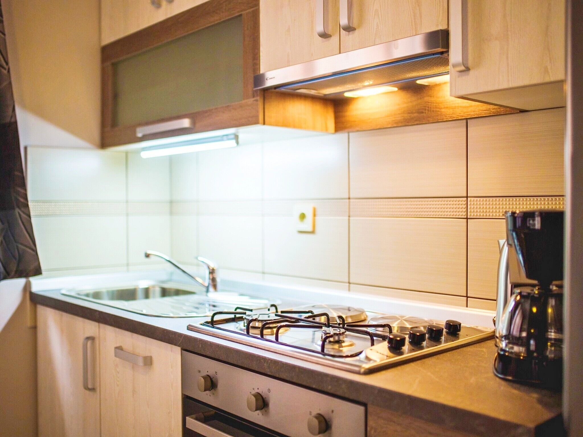 Kühlschrank, Mikrowelle, Geschirrspüler, Kochgeschirr/Geschirr/Besteck