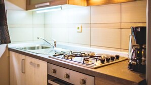 Fridge, microwave, dishwasher, cookware/dishes/utensils - Apartments Danijel, (15702), Lopar, hr (Lopar)