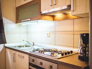 Kylskåp, mikrovågsugn, diskmaskin och grytor/köksredskap