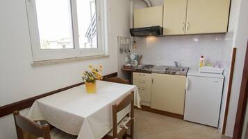 Fridge, cookware/dishes/utensils