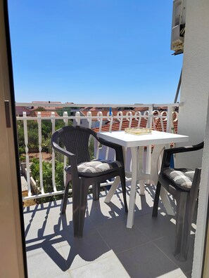 Outdoor dining - Apartments Ivana, (10902), Vodice, hr (Vodice)