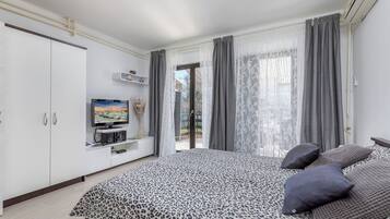 2 bedrooms, internet, bed sheets