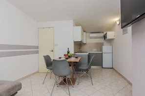 Fridge, oven, cookware/dishes/utensils - Apartments Josip, (15041), Nin, hr (Nin)