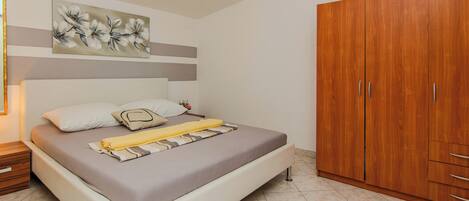 1 多间卧室、上网接入、床单