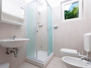 Shower, hair dryer - Apartments Neva, (15354), Štinjan, hr (Štinjan)