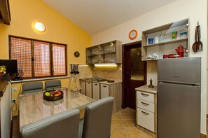 Fridge, cookware/dishes/utensils - Apartments Đorđe, (14670), Ražanj, hr (Ražanj)