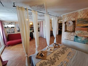 5 habitaciones, tabla de planchar con plancha, wifi y ropa de cama 