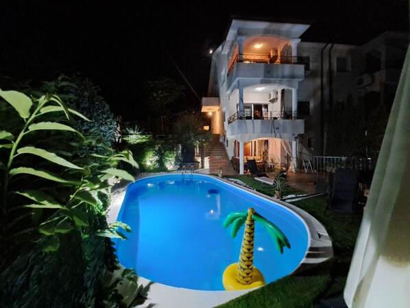 Una piscina al aire libre, una piscina infinita