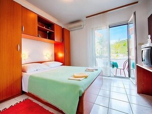 1 chambre, fer et planche à repasser, accès Internet, draps fournis