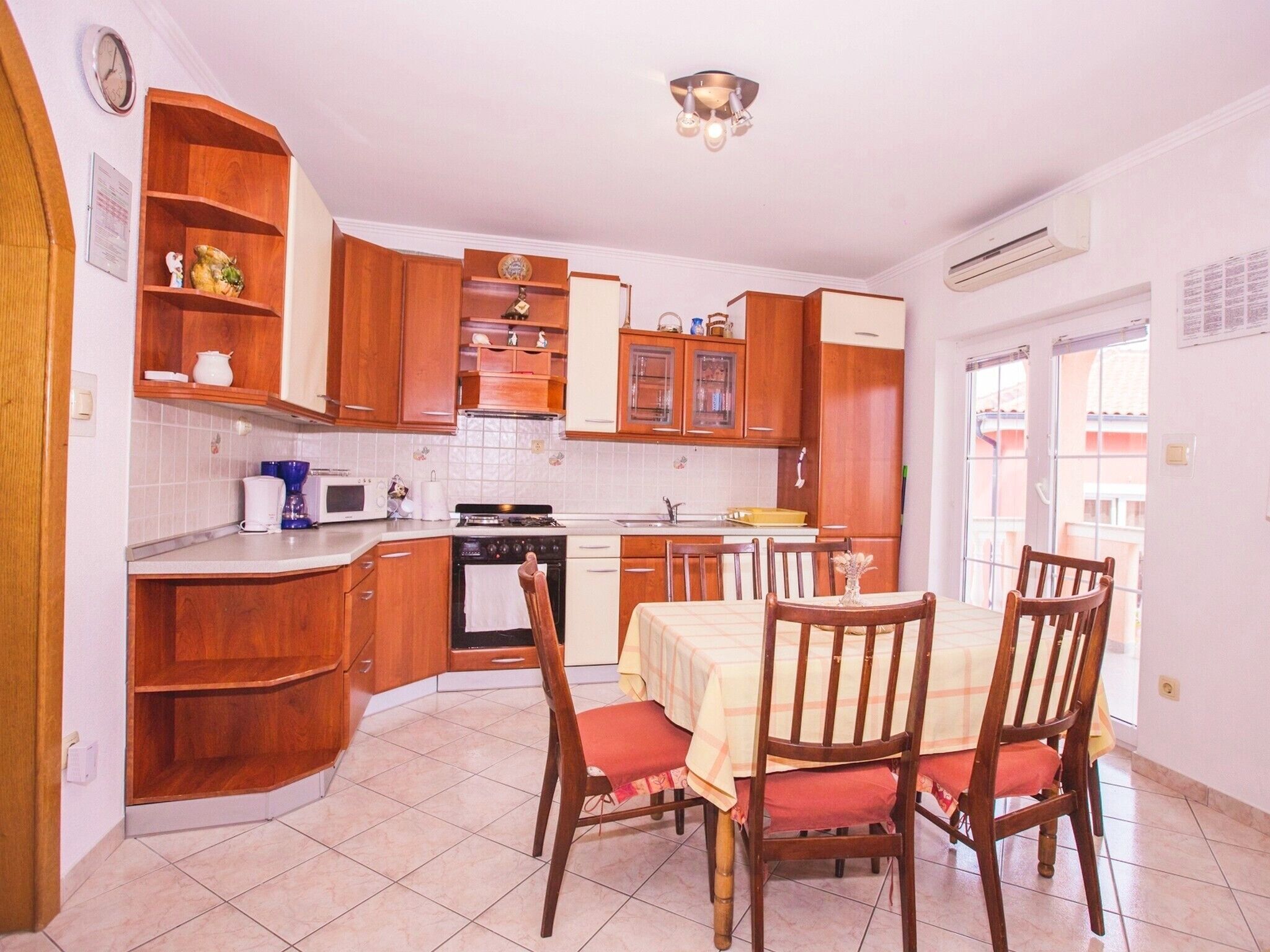 Een koelkast, een microgolfoven, een vaatwasser