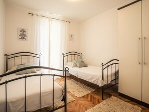 3 bedrooms, iron/ironing board, internet, bed sheets