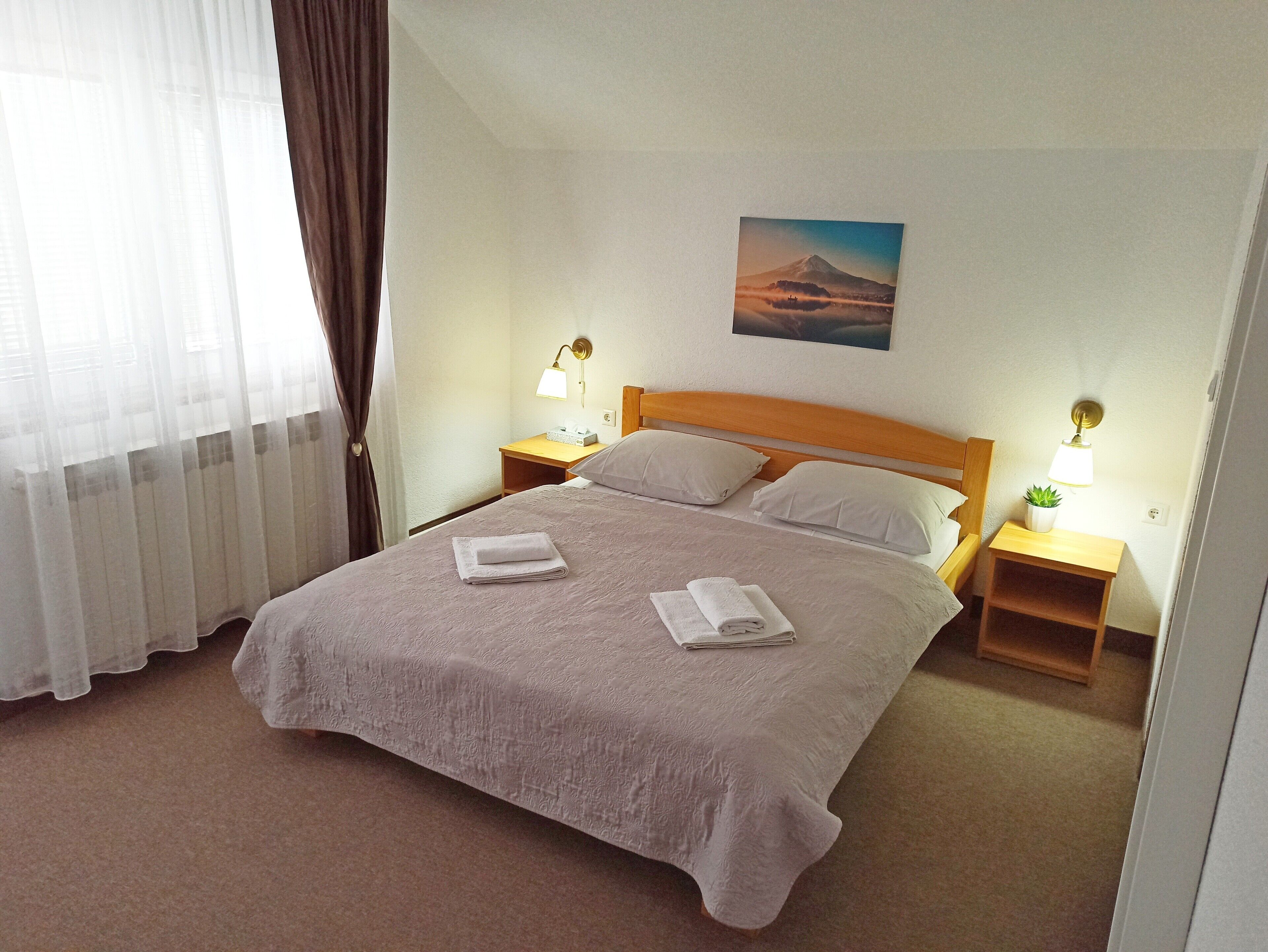 1 多间卧室、上网接入、床单