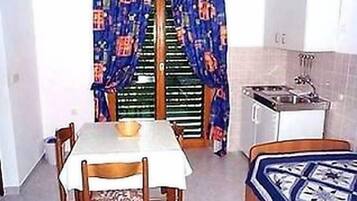 1 habitación, acceso a internet y ropa de cama