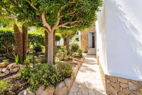 Luxurious villa with satellite TV, air conditioning and pool Marquise MB 8 people