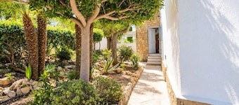 Luxurious villa with satellite TV, air conditioning and pool Marquise MB 8 people