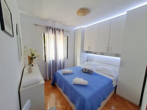2 bedrooms, internet, bed sheets