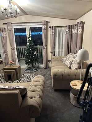 Smart-tv, eldstad och dvd-spelare