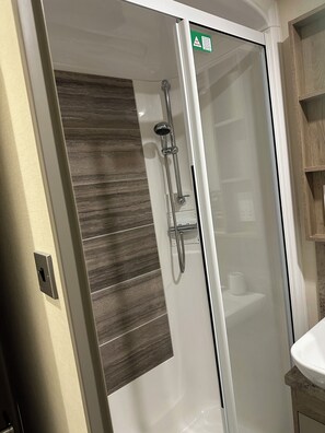 Douche, sèche-cheveux, serviettes fournies, papier toilette