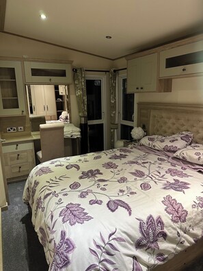 3 slaapkamers, een strijkplank/strijkijzer, reisbedje, wifi