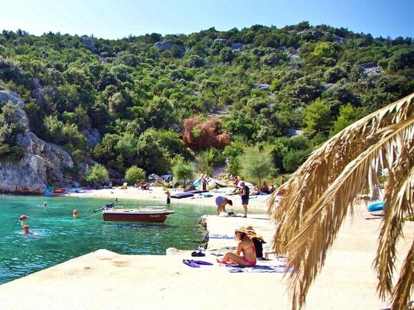 Beach nearby - Holiday home Nila, (15021), Vinišce, hr (Vinišce)