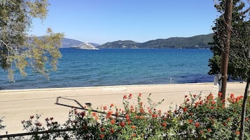 På stranden, solstolar och strandhanddukar