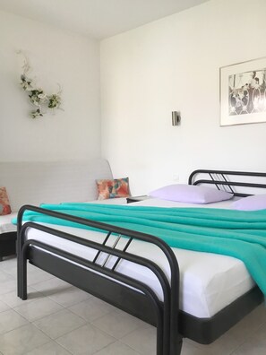 1 slaapkamer, een strijkplank/strijkijzer, internet, beddengoed