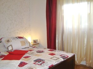 1 bedroom, iron/ironing board, Internet, bed sheets - Apartment Grgica, (14517), Kaštel Novi, hr (Kaštel Novi)