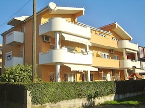 Exterior - Apartment Grgica, (14517), Kaštel Novi, hr (Kaštel Novi)