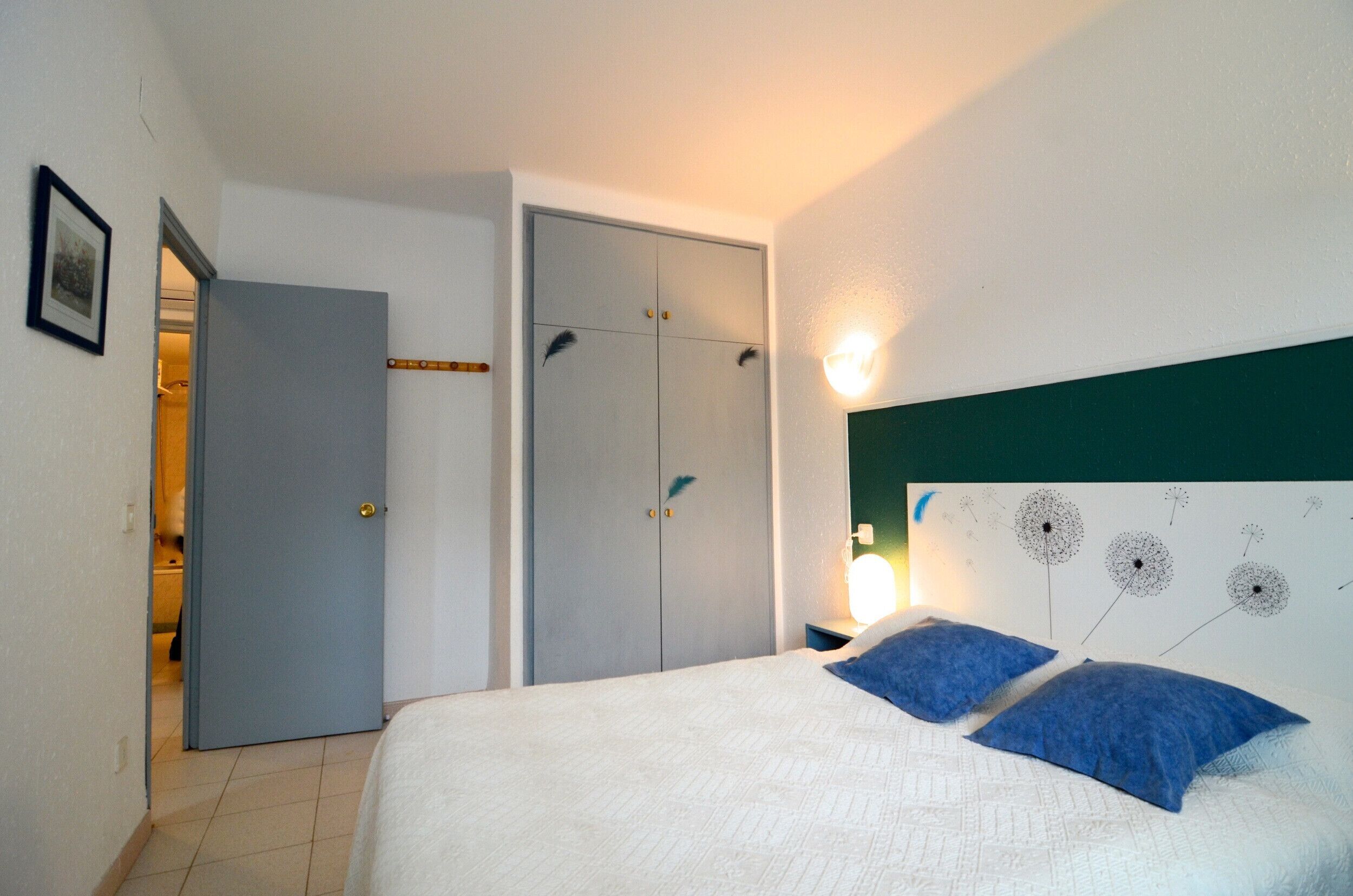 2 habitaciones, tabla de planchar con plancha y ropa de cama 