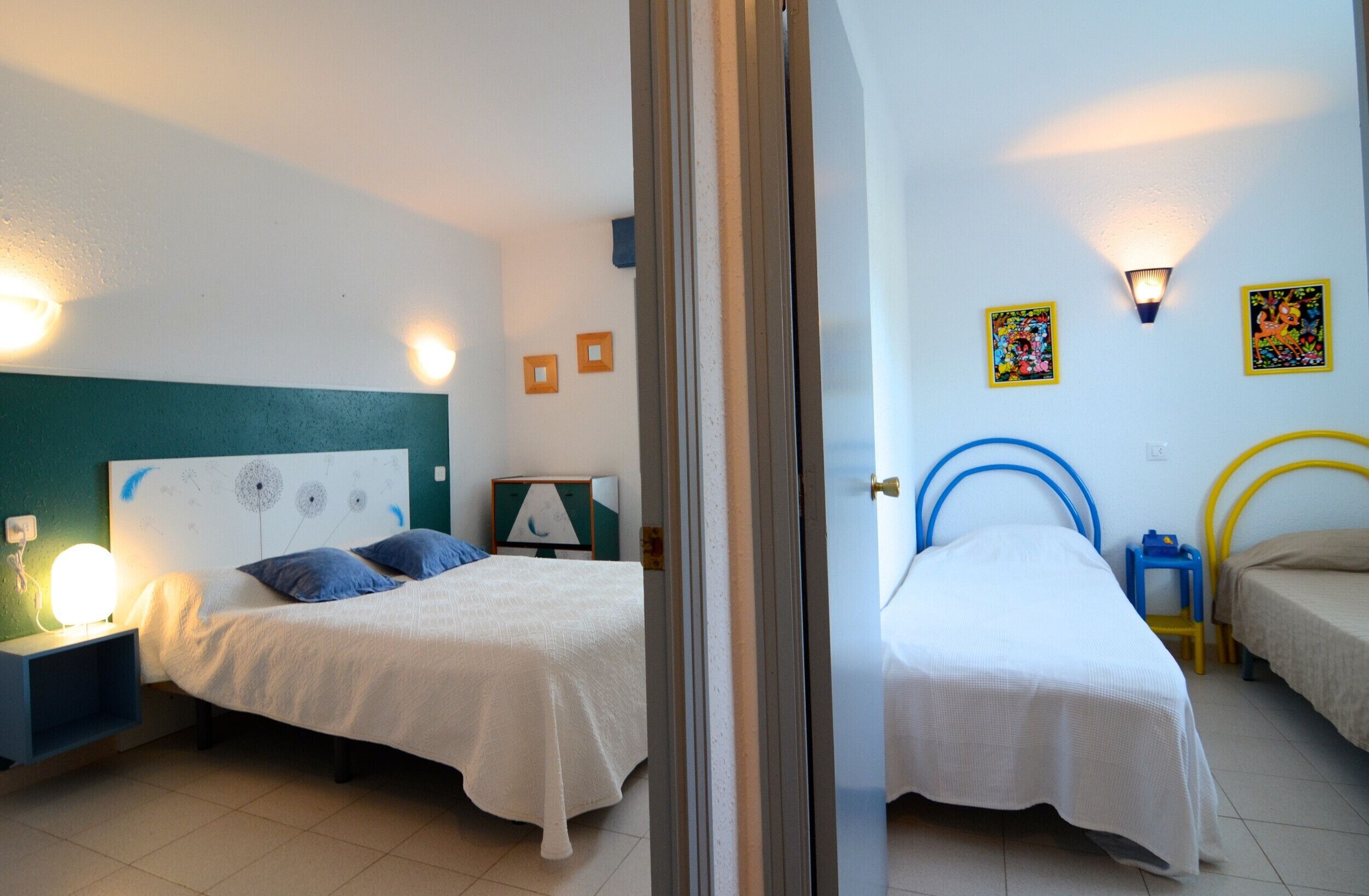 2 habitaciones, tabla de planchar con plancha y ropa de cama 