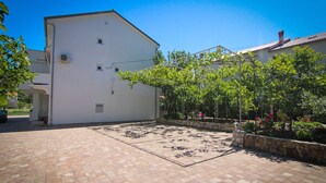 Property grounds - Apartments and rooms Biserka, (14248), Palit, hr (Palit)