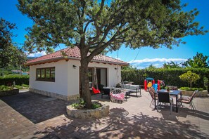 Outdoor dining - Apartments and rooms Biserka, (14248), Palit, hr (Palit)