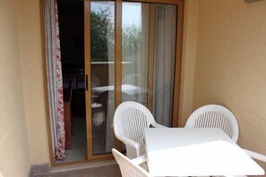Outdoor dining - Apartments and rooms Jennifer, (11374), Orebic, hr (Orebic)