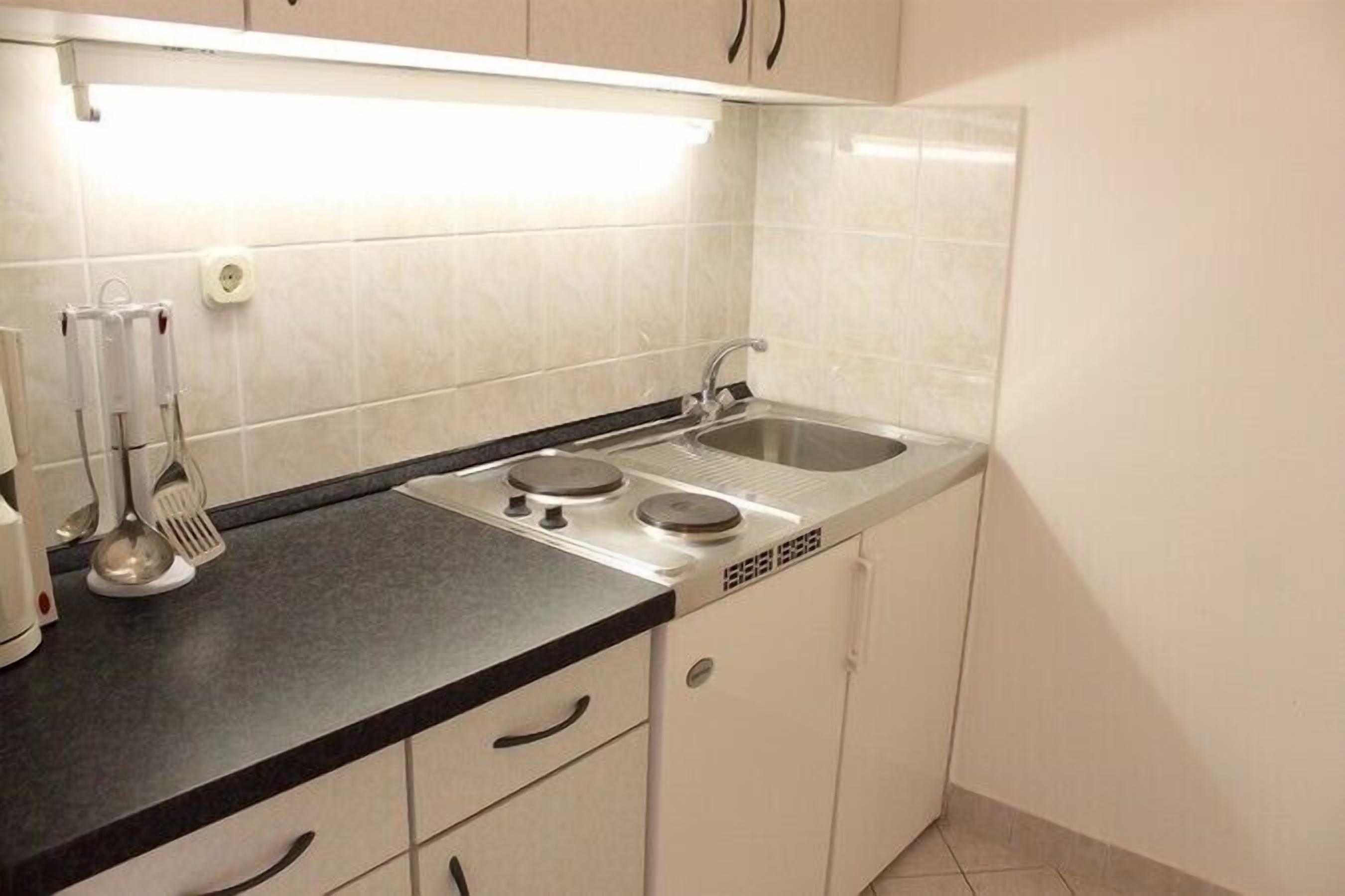 Réfrigérateur, batterie de cuisine, vaisselle et ustensiles