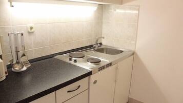 Réfrigérateur, batterie de cuisine, vaisselle et ustensiles