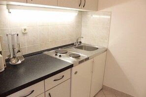 Fridge, cookware/dishes/utensils - Apartments and rooms Jennifer, (11374), Orebic, hr (Orebic)