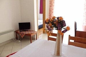 1 bedroom, internet, bed sheets