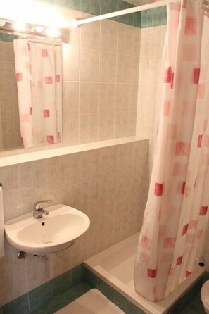 Shower - Apartments and rooms Jennifer, (11374), Orebic, hr (Orebic)