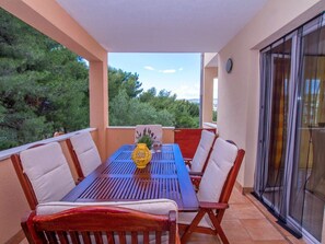 Outdoor dining - Apartment Amalija, (14871), Okrug Gornji, hr (Okrug Gornji)