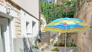 Outdoor dining - Apartments Viktorija, (15746), Pula, hr (Pula)