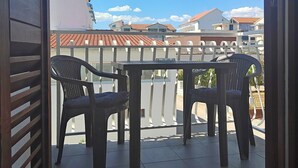 Outdoor dining - Apartments Ivana, (10901), Vodice, hr (Vodice)