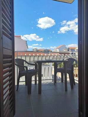 Outdoor dining - Apartments Ivana, (10901), Vodice, hr (Vodice)
